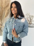 Oversize fazonú, szaggatott, gombos, zsebes, nem rugalmas farmerdzseki. A Modell S méretet visel. (S, M és L méretekben.)