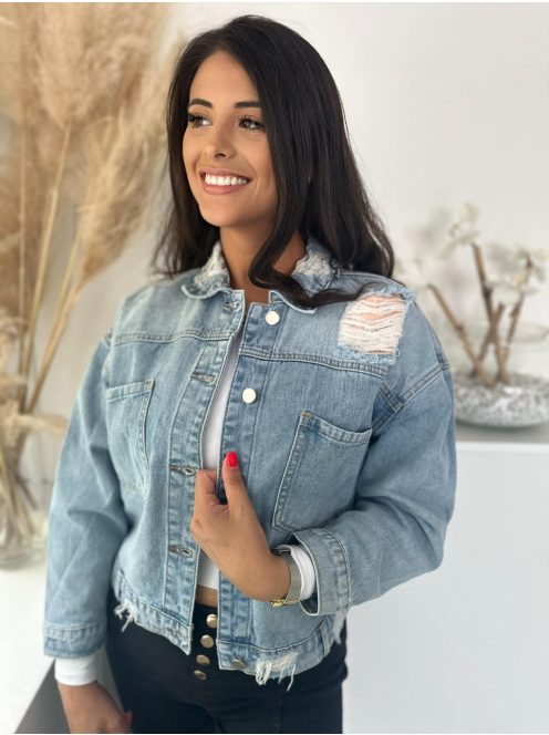 Oversize fazonú, szaggatott, gombos, zsebes, nem rugalmas farmerdzseki. A Modell S méretet visel. (S, M és L méretekben.)