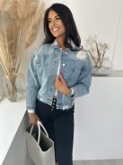 Oversize fazonú, szaggatott, gombos, zsebes, nem rugalmas farmerdzseki. A Modell S méretet visel. (S, M és L méretekben.)