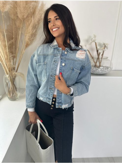 Oversize fazonú, szaggatott, gombos, zsebes, nem rugalmas farmerdzseki. A Modell S méretet visel. (S, M és L méretekben.)