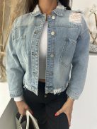 Oversize fazonú, szaggatott, gombos, zsebes, nem rugalmas farmerdzseki. A Modell S méretet visel. (S, M és L méretekben.)