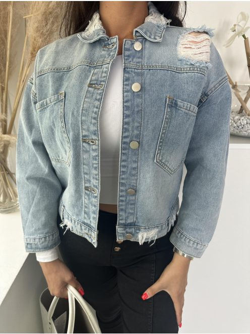 Oversize fazonú, szaggatott, gombos, zsebes, nem rugalmas farmerdzseki. A Modell S méretet visel. (S, M és L méretekben.)