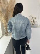 Oversize fazonú, szaggatott, gombos, zsebes, nem rugalmas farmerdzseki. A Modell S méretet visel. (S, M és L méretekben.)