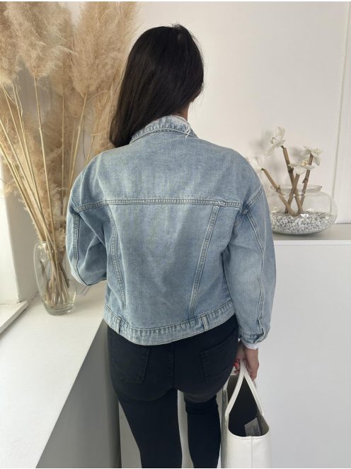 Oversize fazonú, szaggatott, gombos, zsebes, nem rugalmas farmerdzseki. A Modell S méretet visel. (S, M és L méretekben.)