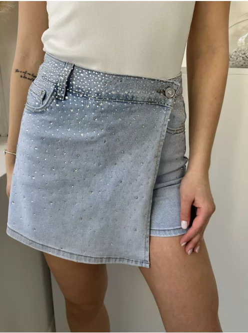 Extra rugalmas, magas derekú, cipzáras, átlapolt, kövekkel díszített, csinos farmerskort. A Modell S méretet visel. (XS-XL méretekben.)