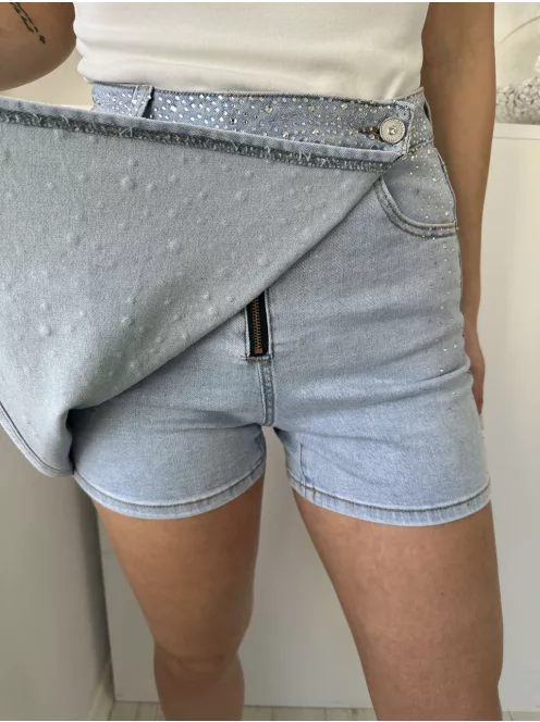 Extra rugalmas, magas derekú, cipzáras, átlapolt, kövekkel díszített, csinos farmerskort. A Modell S méretet visel. (XS-XL méretekben.)