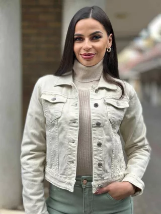   Csinos, gombos, zsebes, nem rugalmas anyagú farmerdzseki. A Modell S méretet visel. (S-XXL méretekben.)