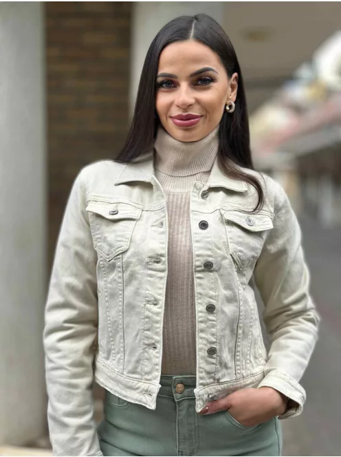 Csinos, gombos, zsebes, nem rugalmas anyagú farmerdzseki. A Modell S méretet visel. (S-XXL méretekben.)