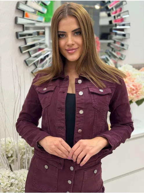 Csinos, gombos, zsebes, nem rugalmas anyagú farmerdzseki. A Modell S méretet visel. (S-XXL méretekben.)