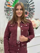 Csinos, gombos, zsebes, nem rugalmas anyagú farmerdzseki. A Modell S méretet visel. (S-XXL méretekben.)