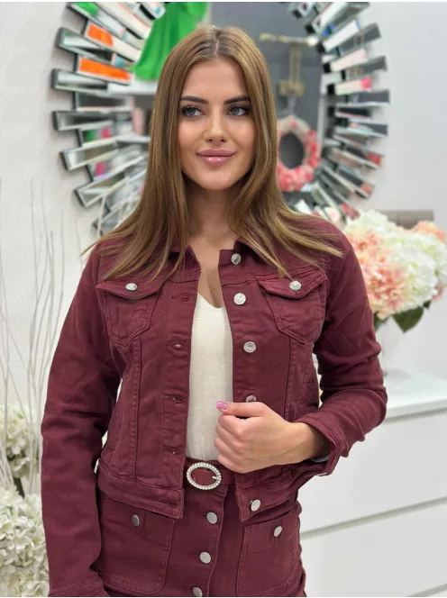 Csinos, gombos, zsebes, nem rugalmas anyagú farmerdzseki. A Modell S méretet visel. (S-XXL méretekben.)