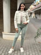 Csinos, gombos, zsebes, nem rugalmas anyagú farmerdzseki. A Modell S méretet visel. (S-XXL méretekben.)