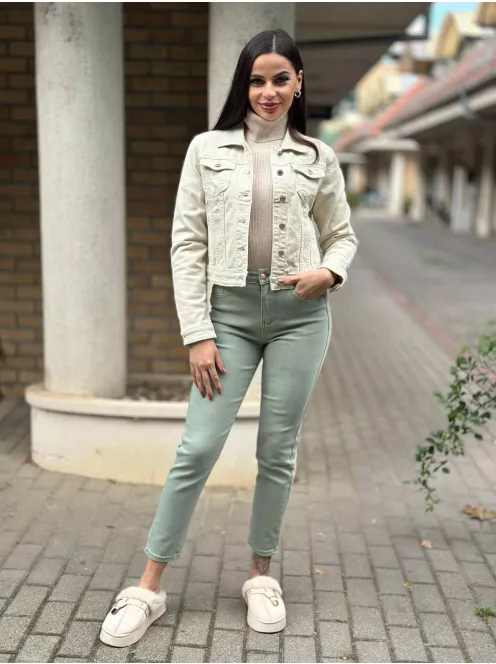 Csinos, gombos, zsebes, nem rugalmas anyagú farmerdzseki. A Modell S méretet visel. (S-XXL méretekben.)