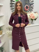 Csinos, gombos, zsebes, nem rugalmas anyagú farmerdzseki. A Modell S méretet visel. (S-XXL méretekben.)