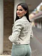 Csinos, gombos, zsebes, nem rugalmas anyagú farmerdzseki. A Modell S méretet visel. (S-XXL méretekben.)