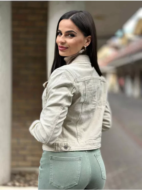 Csinos, gombos, zsebes, nem rugalmas anyagú farmerdzseki. A Modell S méretet visel. (S-XXL méretekben.)