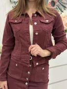 Csinos, gombos, zsebes, nem rugalmas anyagú farmerdzseki. A Modell S méretet visel. (S-XXL méretekben.)