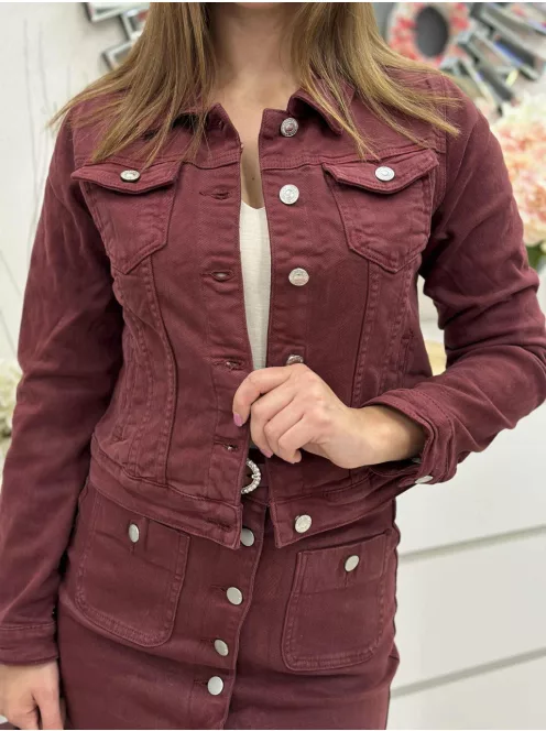 Csinos, gombos, zsebes, nem rugalmas anyagú farmerdzseki. A Modell S méretet visel. (S-XXL méretekben.)