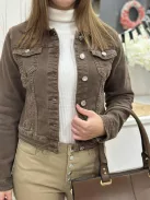 Csinos, gombos, zsebes, nem rugalmas anyagú farmerdzseki. A Modell S méretet visel. (S-XXL méretekben.)