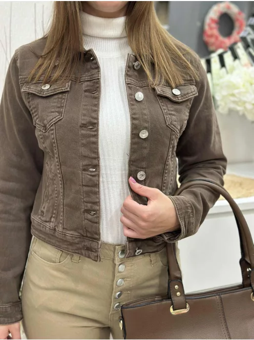 Csinos, gombos, zsebes, nem rugalmas anyagú farmerdzseki. A Modell S méretet visel. (S-XXL méretekben.)