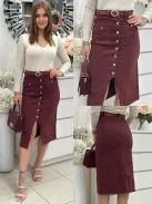 Rugalmas anyagú, magas derekú, gombos, felsliccelt farmerszoknya övvel. A Modell S méretet visel. (XS-XXL méretekben.)