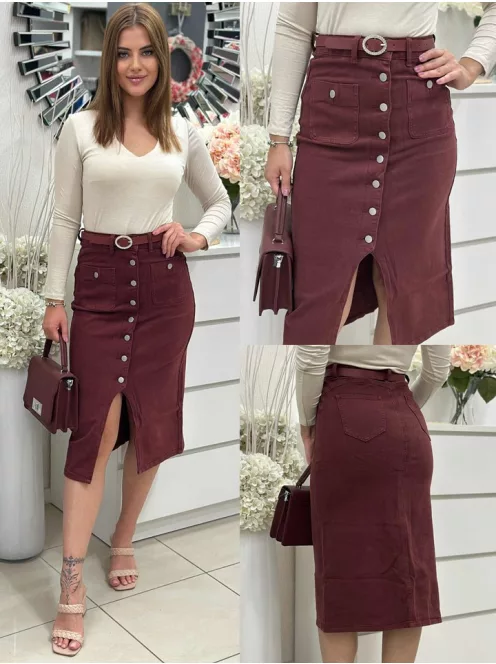 Rugalmas anyagú, magas derekú, gombos, felsliccelt farmerszoknya övvel. A Modell S méretet visel. (XS-XXL méretekben.)