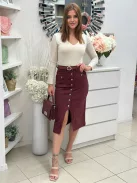 Rugalmas anyagú, magas derekú, gombos, felsliccelt farmerszoknya övvel. A Modell S méretet visel. (XS-XXL méretekben.)