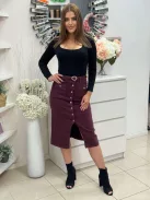 Rugalmas anyagú, magas derekú, gombos, felsliccelt farmerszoknya övvel. A Modell S méretet visel. (XS-XXL méretekben.)