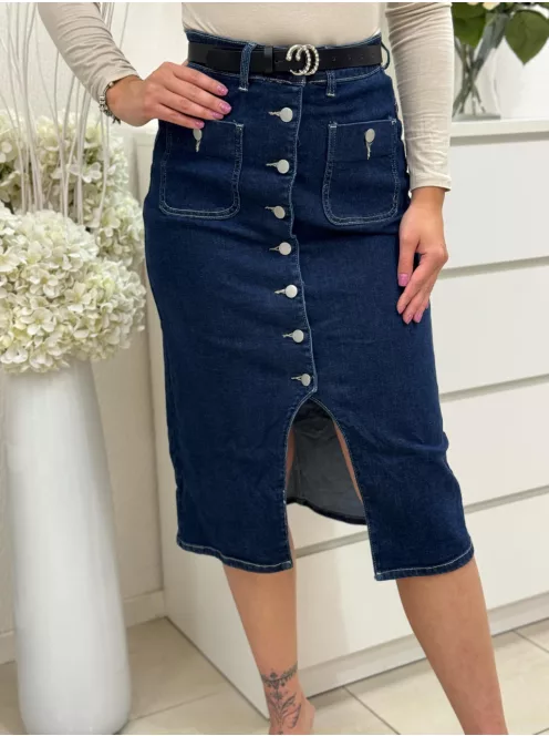 Rugalmas anyagú, magas derekú, gombos, felsliccelt farmerszoknya övvel. A Modell S méretet visel. (XS-XXL méretekben.)