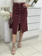 Rugalmas anyagú, magas derekú, gombos, felsliccelt farmerszoknya övvel. A Modell S méretet visel. (XS-XXL méretekben.)