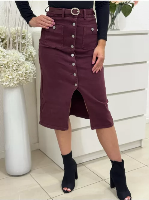 Rugalmas anyagú, magas derekú, gombos, felsliccelt farmerszoknya övvel. A Modell S méretet visel. (XS-XXL méretekben.)