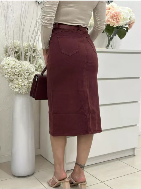 Rugalmas anyagú, magas derekú, gombos, felsliccelt farmerszoknya övvel. A Modell S méretet visel. (XS-XXL méretekben.)