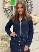 Rugalmas anyagú, gumis derekú, zsebes, cipzáras, csinos farmerkabát. A Modell XS méretet visel. (XS-XL méretekben.)