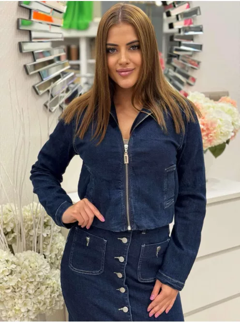 Rugalmas anyagú, gumis derekú, zsebes, cipzáras, csinos farmerkabát. A Modell XS méretet visel. (XS-XL méretekben.)