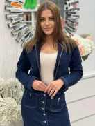 Rugalmas anyagú, gumis derekú, zsebes, cipzáras, csinos farmerkabát. A Modell XS méretet visel. (XS-XL méretekben.)