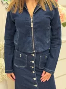 Rugalmas anyagú, gumis derekú, zsebes, cipzáras, csinos farmerkabát. A Modell XS méretet visel. (XS-XL méretekben.)