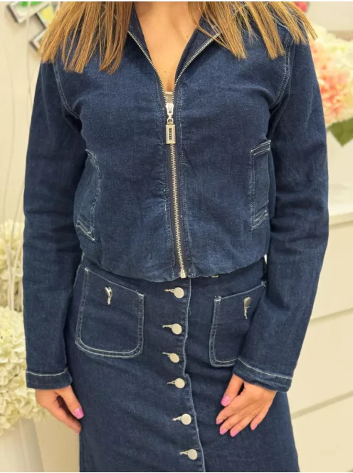 Rugalmas anyagú, gumis derekú, zsebes, cipzáras, csinos farmerkabát. A Modell XS méretet visel. (XS-XL méretekben.)