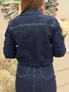 Rugalmas anyagú, gumis derekú, zsebes, cipzáras, csinos farmerkabát. A Modell XS méretet visel. (XS-XL méretekben.)