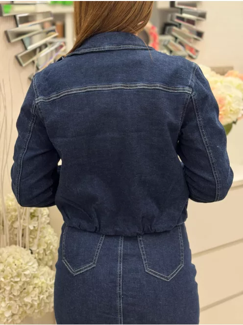 Rugalmas anyagú, gumis derekú, zsebes, cipzáras, csinos farmerkabát. A Modell XS méretet visel. (XS-XL méretekben.)