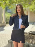 Rugalmas anyagú, gombos, zsebes, csinos, puffos farmerkabát. A Modell S méretet visel. (XS-XL méretekben.)