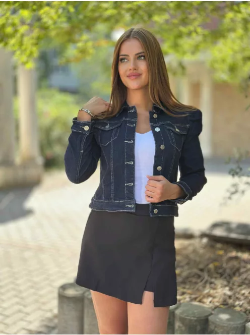 Rugalmas anyagú, gombos, zsebes, csinos, puffos farmerkabát. A Modell S méretet visel. (XS-XL méretekben.)