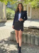 Rugalmas anyagú, gombos, zsebes, csinos, puffos farmerkabát. A Modell S méretet visel. (XS-XL méretekben.)