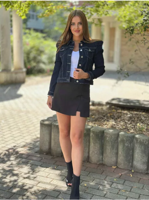 Rugalmas anyagú, gombos, zsebes, csinos, puffos farmerkabát. A Modell S méretet visel. (XS-XL méretekben.)