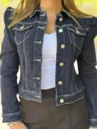 Rugalmas anyagú, gombos, zsebes, csinos, puffos farmerkabát. A Modell S méretet visel. (XS-XL méretekben.)