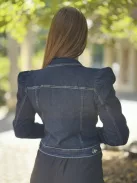 Rugalmas anyagú, gombos, zsebes, csinos, puffos farmerkabát. A Modell S méretet visel. (XS-XL méretekben.)