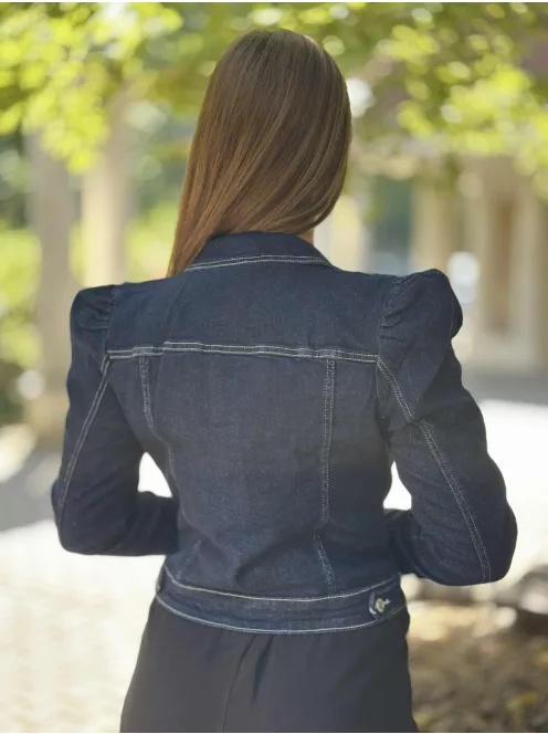 Rugalmas anyagú, gombos, zsebes, csinos, puffos farmerkabát. A Modell S méretet visel. (XS-XL méretekben.)