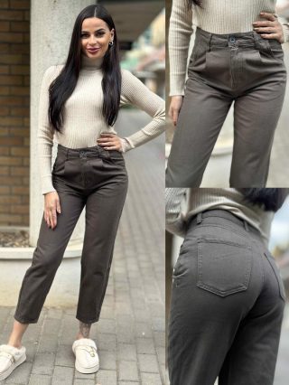   Magas derekú, zsebes, mom fit fazonú, nem rugalmas anyagú farmernadrág. A Modell XS méretet visel.