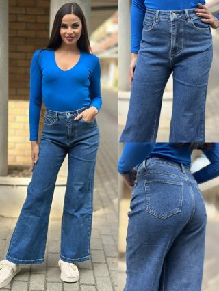   Rugalmas anyagú, magas derekú, zsebes, egyenes szárú farmerndarág. A Modell S méretet visel.