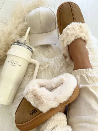   Velúr hatású, belül puha, szőrmés papucs. (36/37, 38/39, 40/41 méretekben)