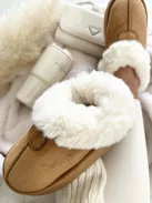 Velúr hatású, belül puha, bundás, belebújós bokacsizma.